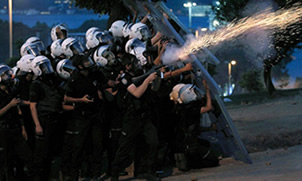 Medyada Sansüre ve Polis Terörüne İthafen -<a href=http://www.youtube.com/watch?v=7ZgkTV9bUhE&hd=1>Youtube</a> yada <a href=http://vimeo.com/67749878>Vimeo</a>'da izleyebilirsiniz.